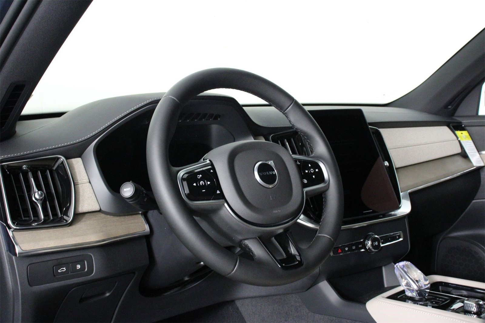 New 2026 Volvo XC90 T8 Core image 8