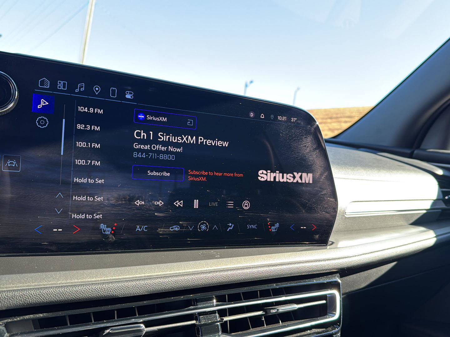 Used 2025 Chevrolet Traverse LT image 21