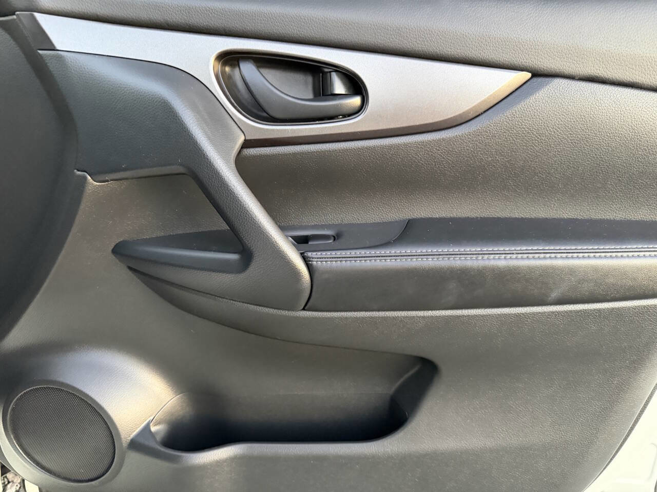 Used 2022 Nissan Rogue Sport S image 36