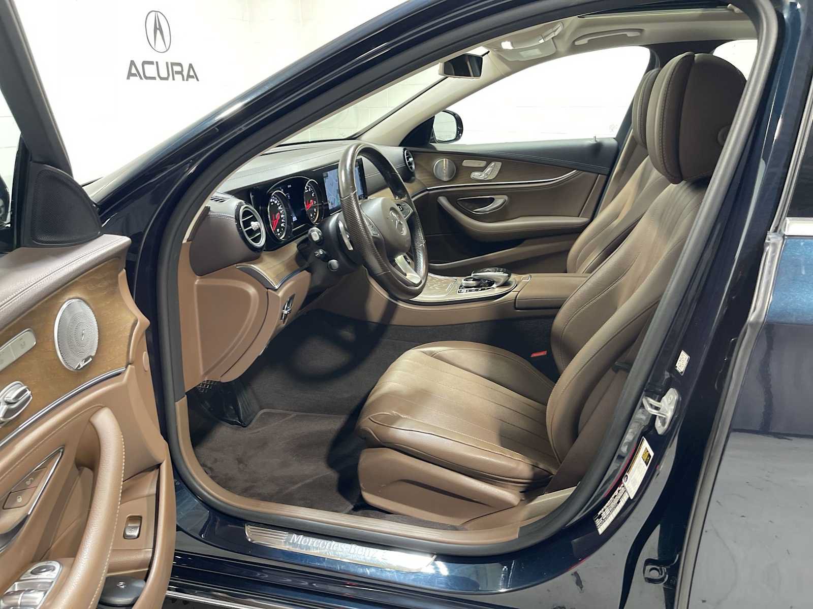 Used 2018 Mercedes-Benz E 400 4MATIC Sedan image 2