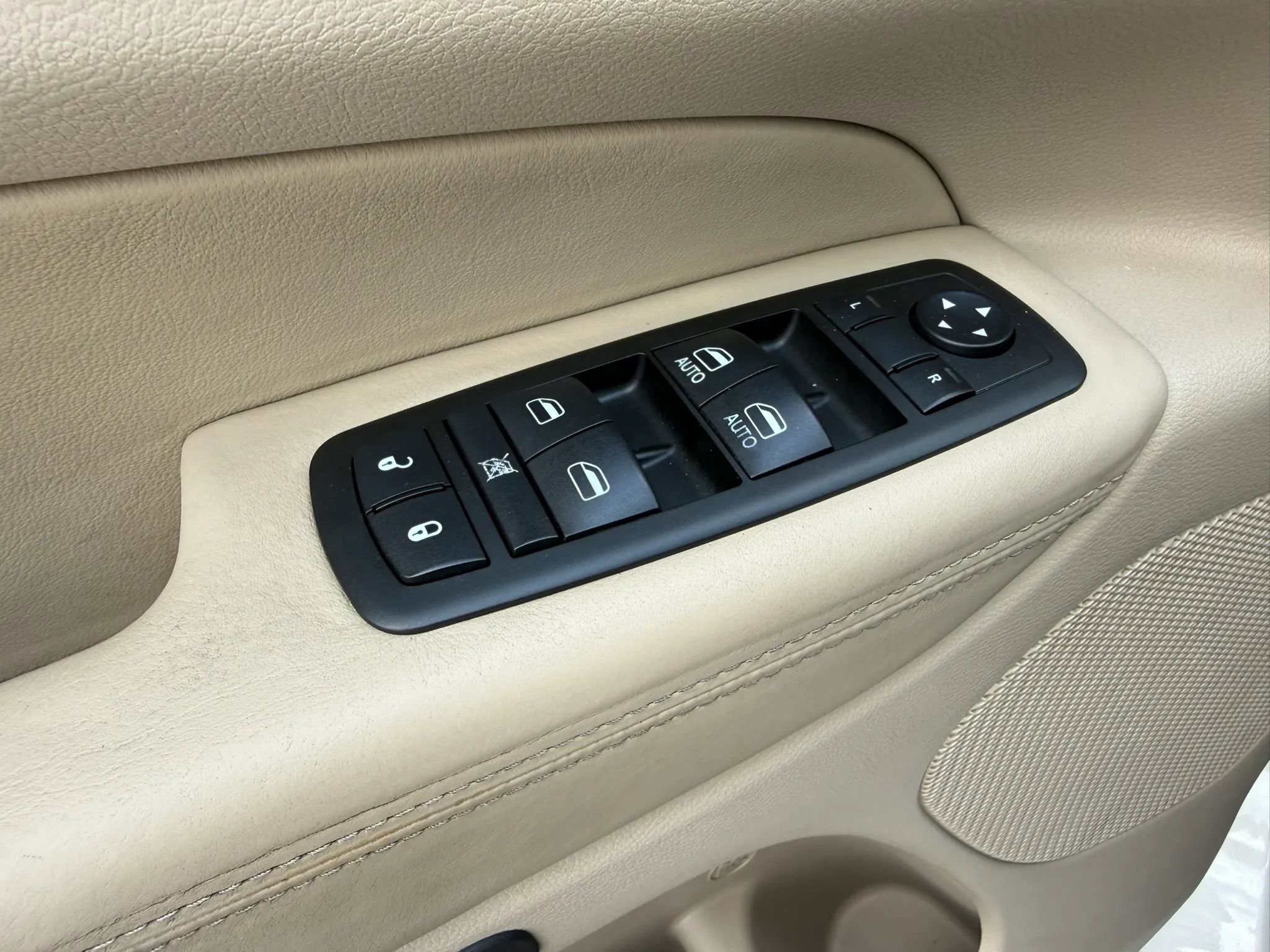 Used 2011 Jeep Grand Cherokee Overland AWD/4WD image 34