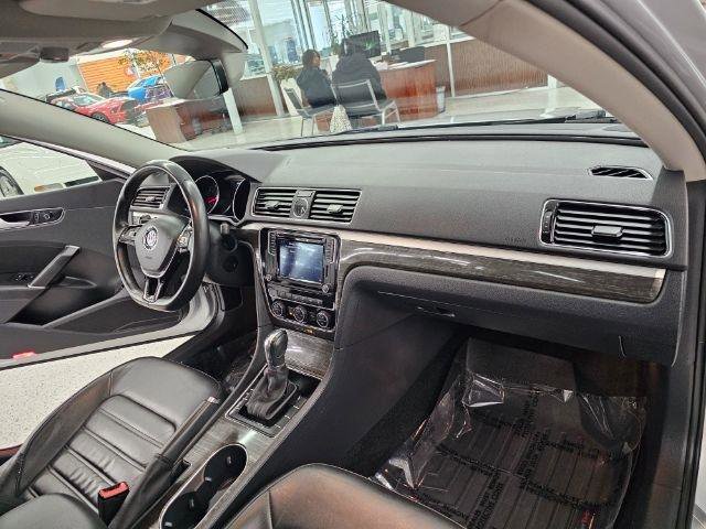 Used 2016 Volkswagen Passat 3.6 SEL Premium image 8