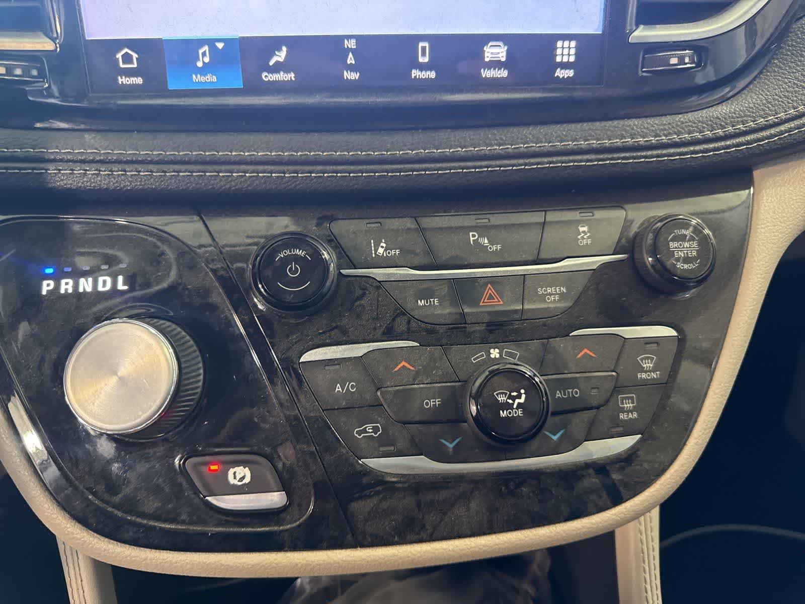 Used 2021 Chrysler Pacifica Limited w/ Uconnect Theater Family Group FWD image 23