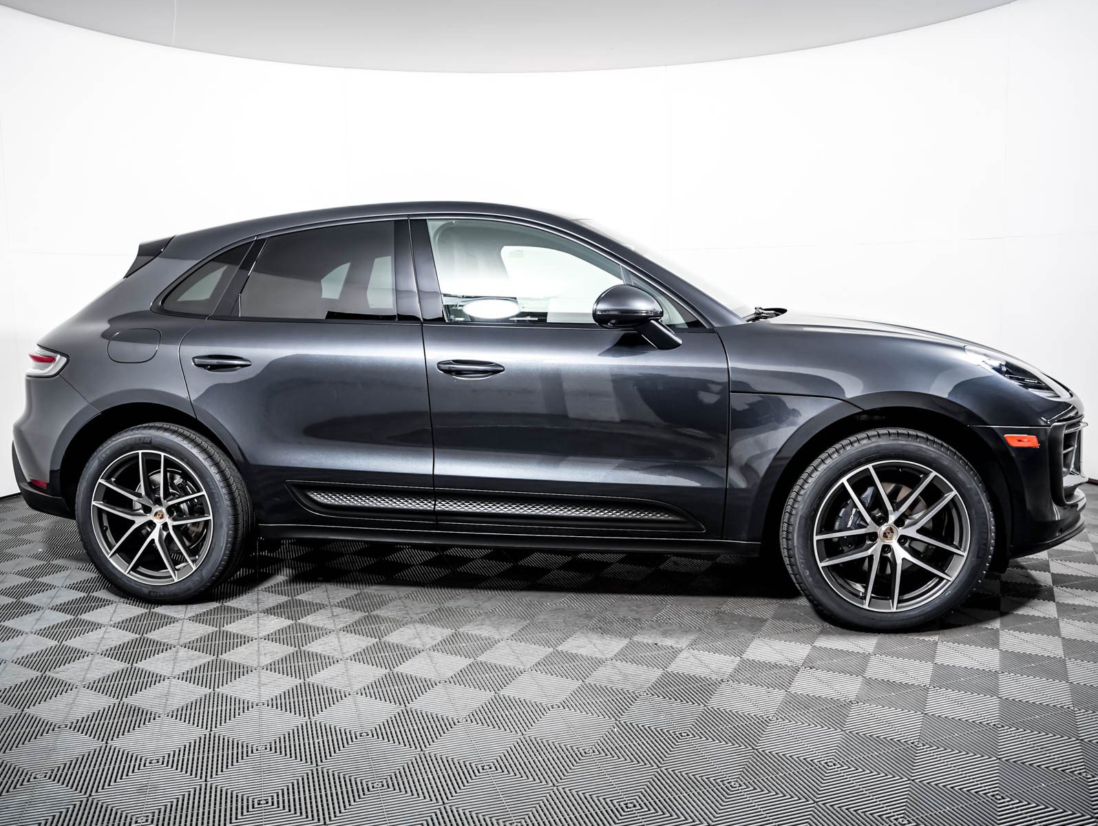 Certified 2024 Porsche Macan w/ Premium Plus Package AWD/4WD image 9