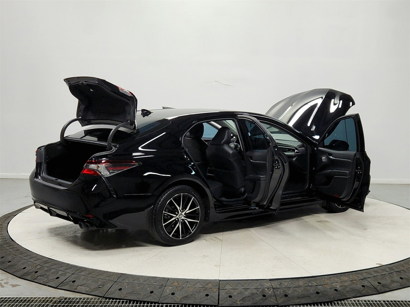 Used 2023 Toyota Camry SE image 15