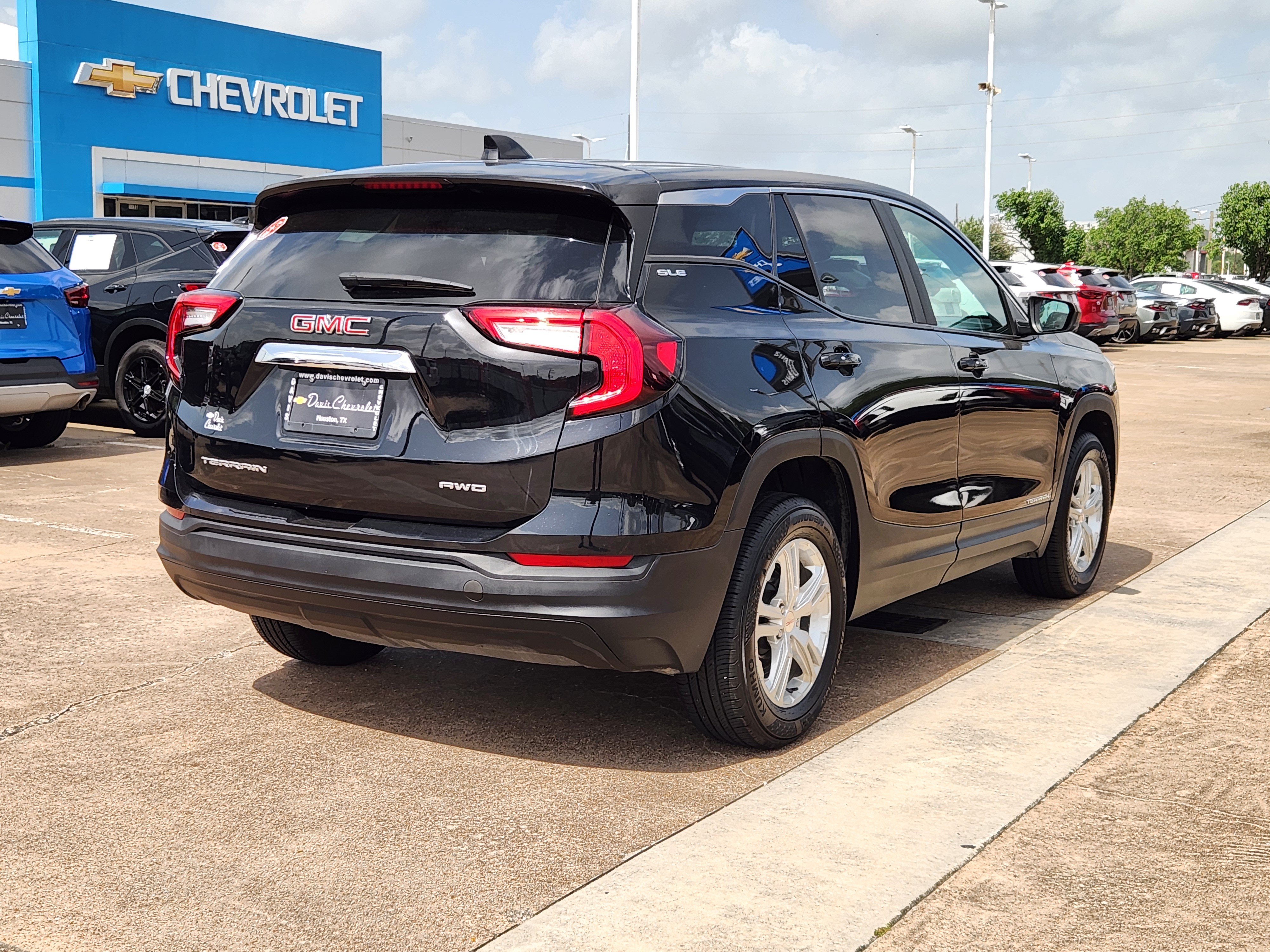 Used 2024 GMC Terrain SLE AWD/4WD image 6