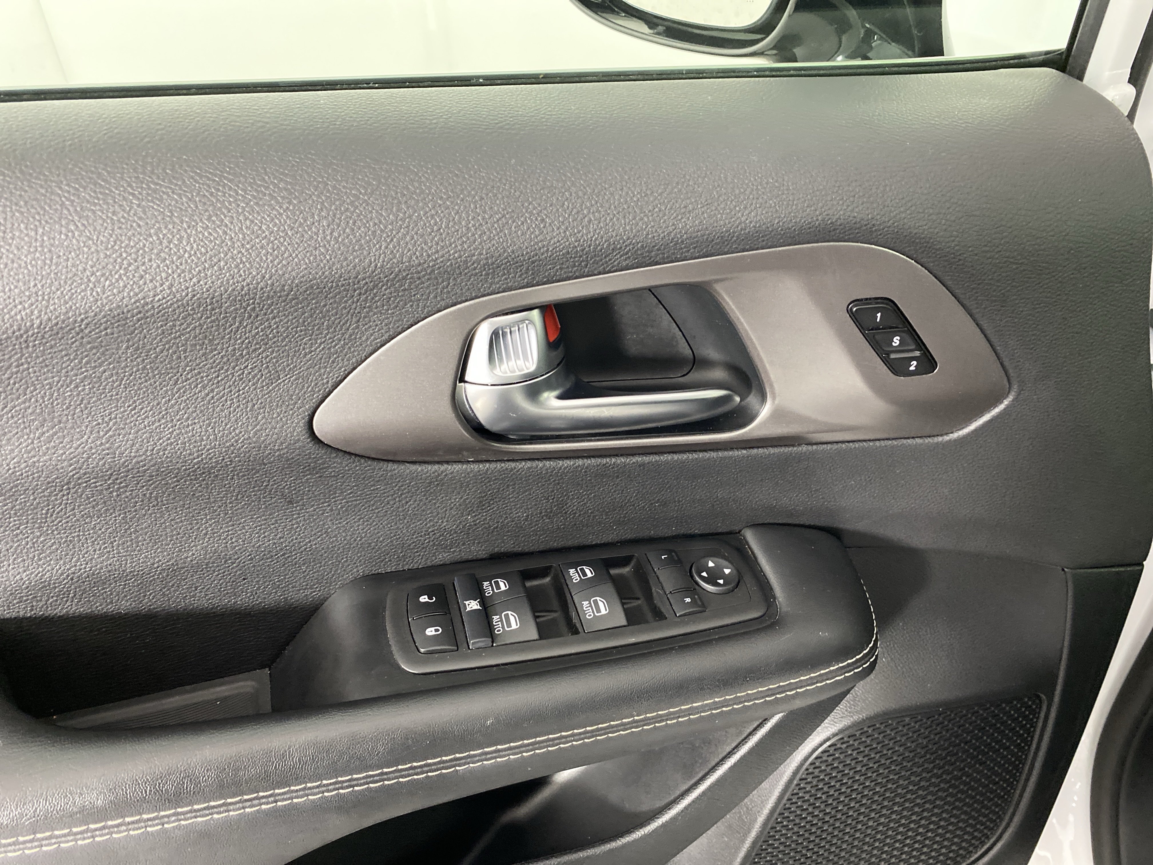 Used 2025 Chrysler Pacifica Select FWD image 14