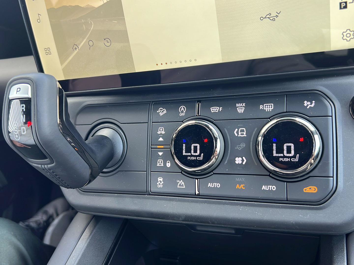New 2026 Land Rover Defender 110 OCTA AWD/4WD image 18