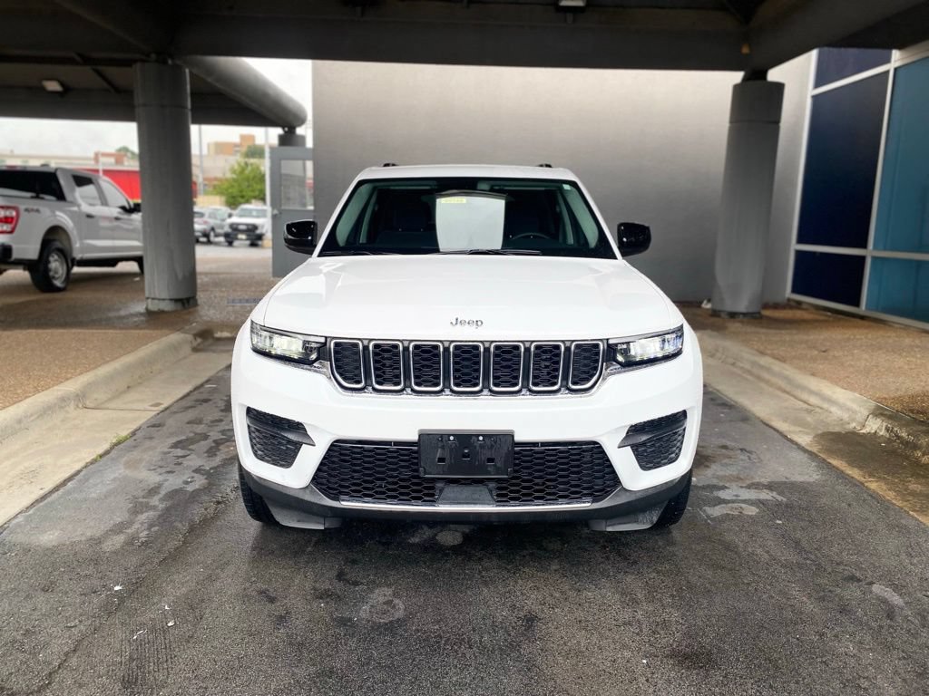 Used 2023 Jeep Grand Cherokee Laredo RWD image 2