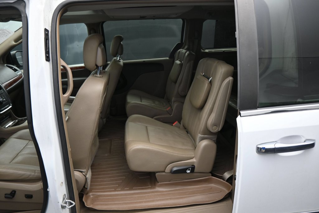 Used 2016 Chrysler Town & Country Touring-L FWD image 26