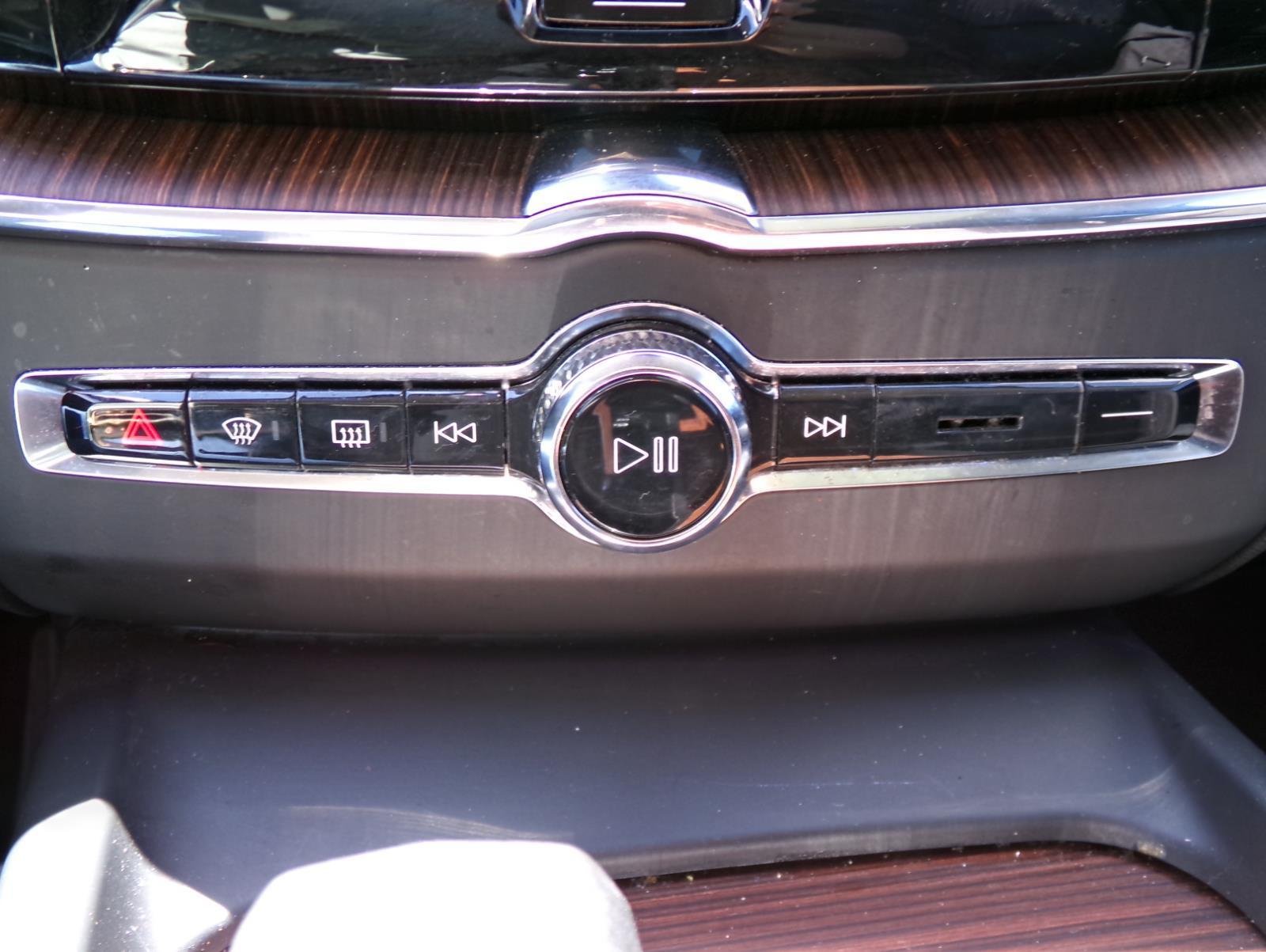 Used 2024 Volvo XC60 B5 Plus AWD/4WD image 11