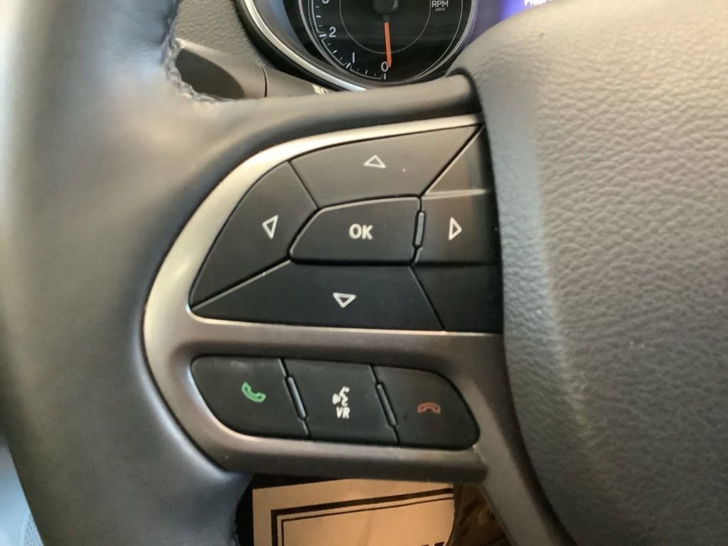 Used 2019 Jeep Cherokee Limited w/ Luxury Group AWD/4WD image 13