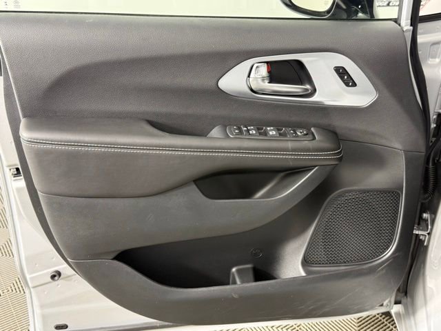 New 2026 Chrysler Pacifica Limited image 23