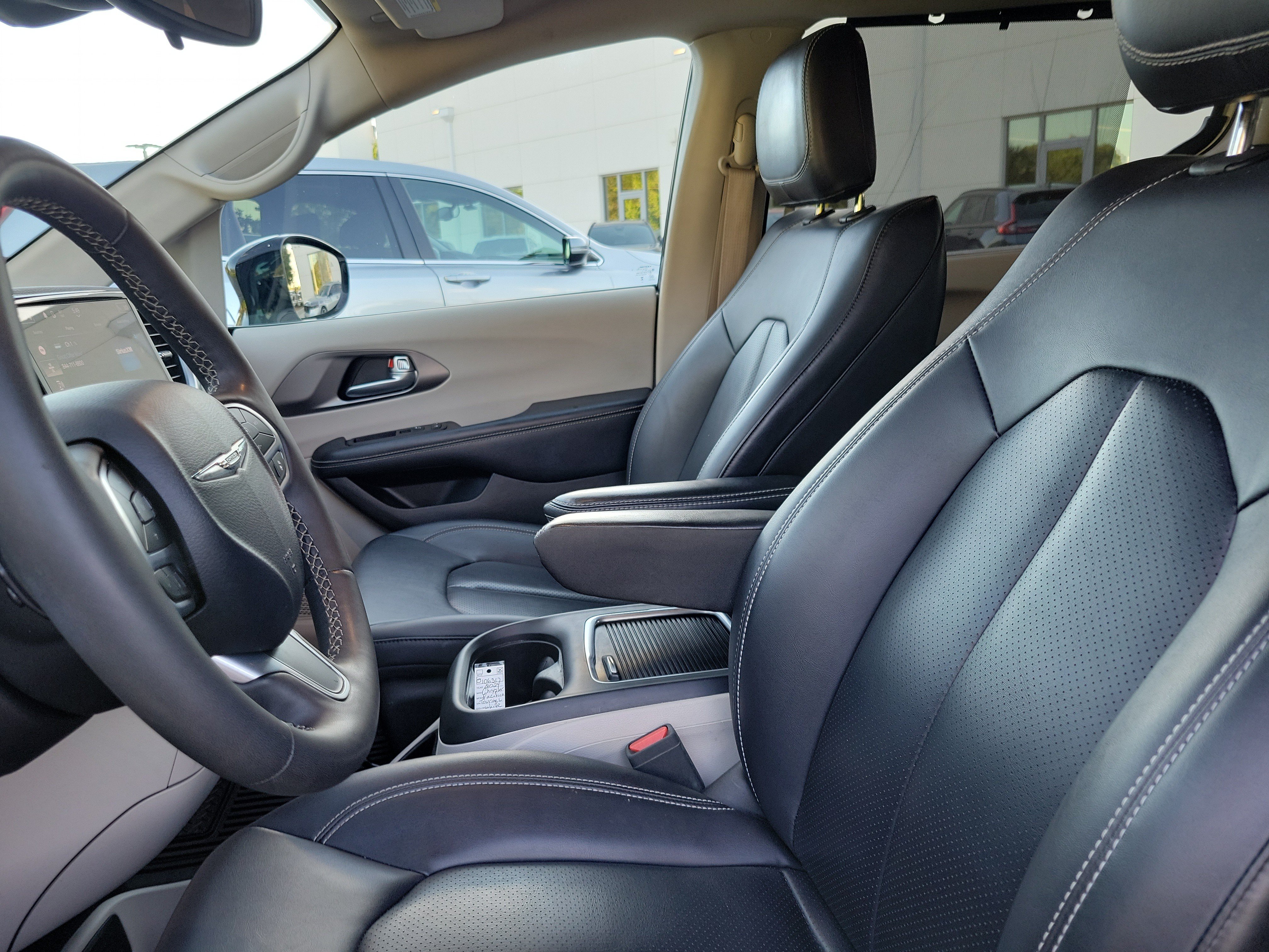 Used 2024 Chrysler Pacifica Touring-L FWD image 24