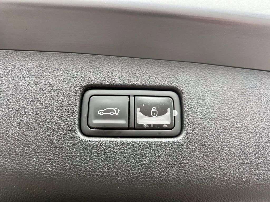 Certified 2022 Genesis GV70 2.5T w/ Cargo Package image 8