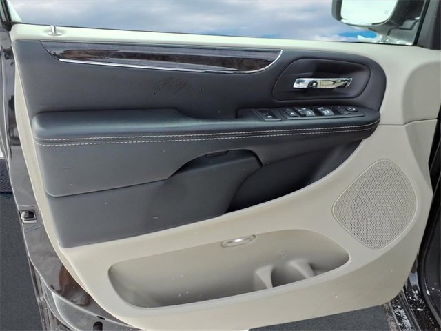 Used 2016 Chrysler Town & Country Touring w/ Driver Convenience Group image 15