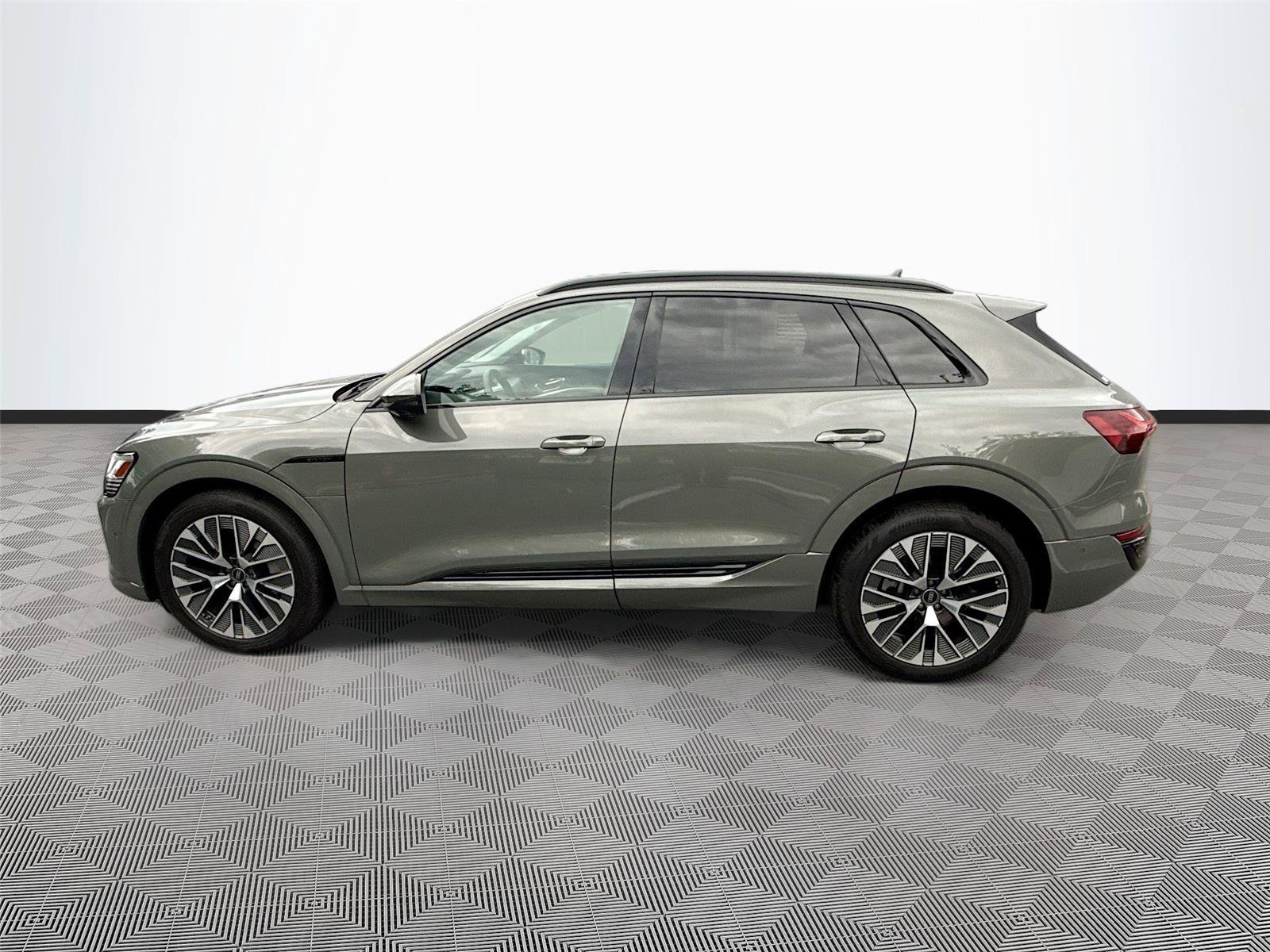 Certified 2024 Audi Q8 e-tron Premium Plus w/ Premium Plus Package AWD/4WD image 4