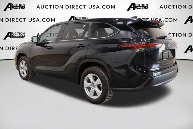 Used 2024 Toyota Highlander LE image 5