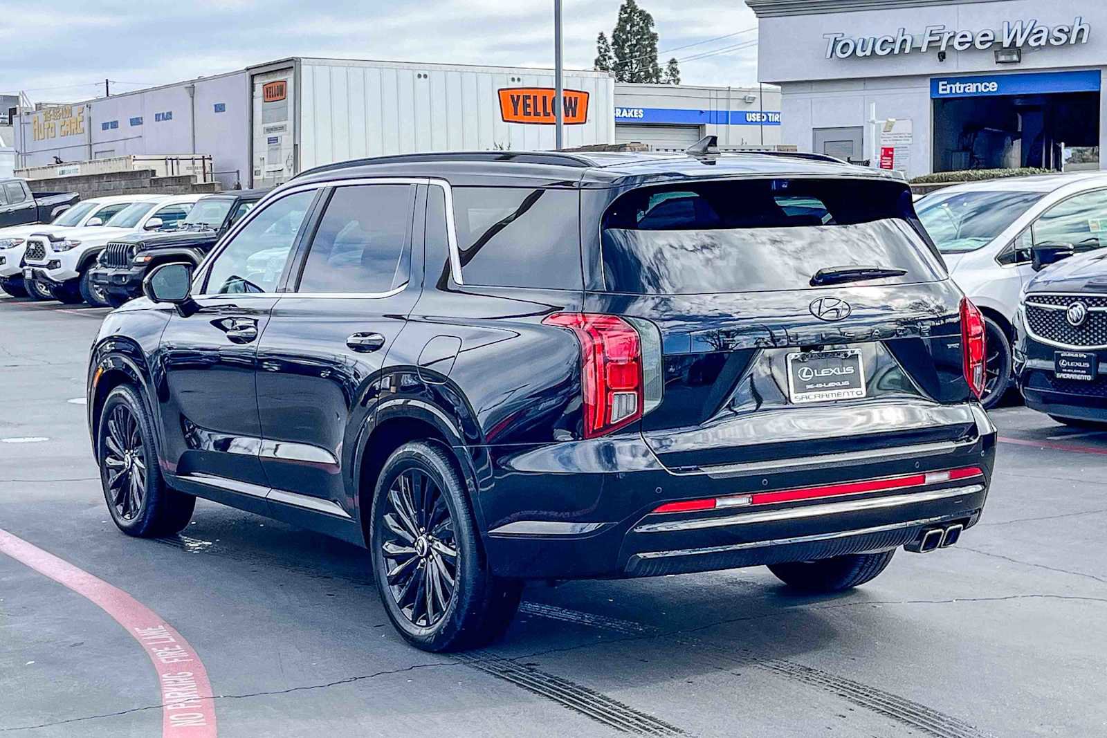 Used 2024 Hyundai Palisade Calligraphy image 2