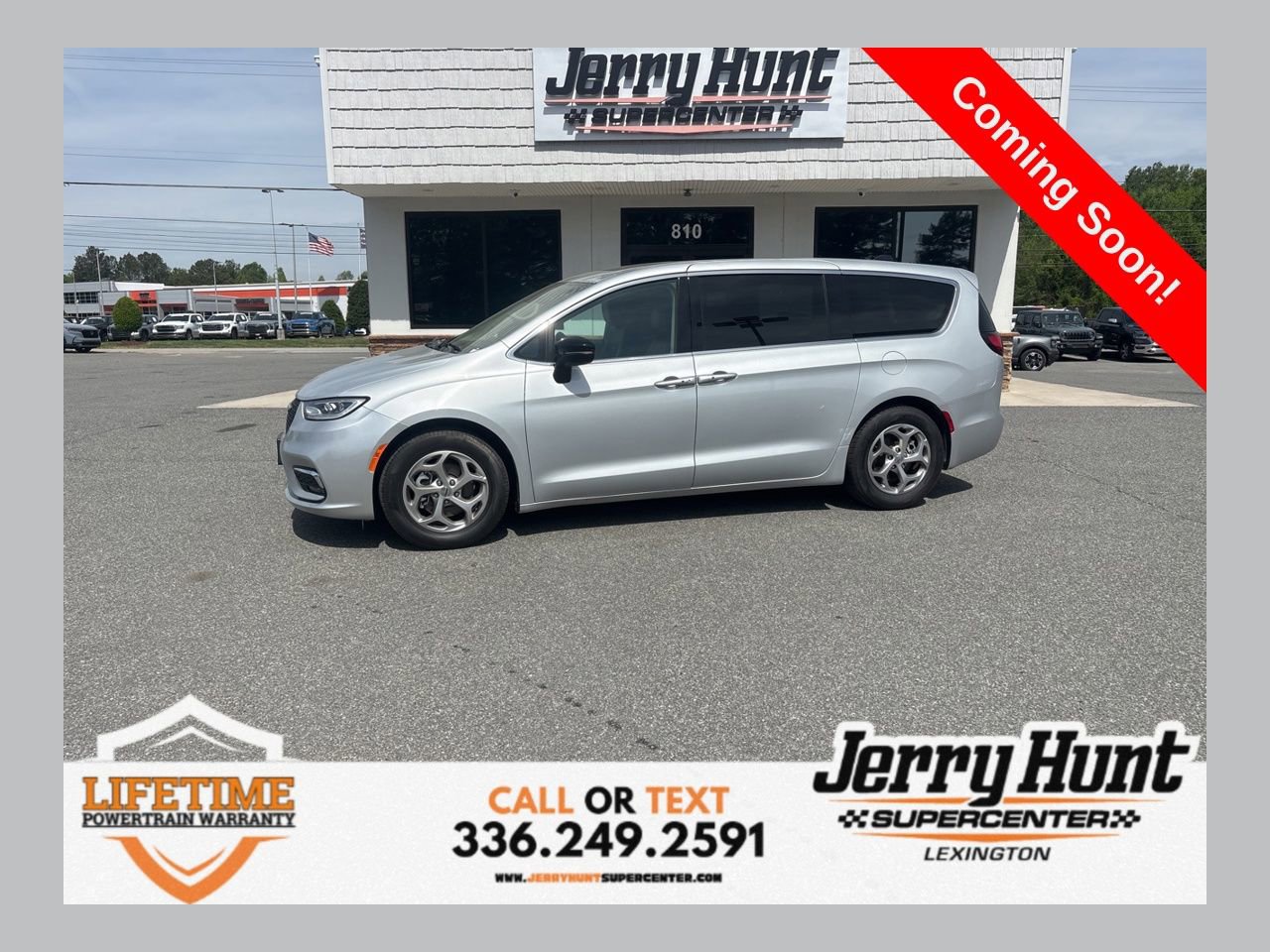 Used 2024 Chrysler Pacifica Limited image 1