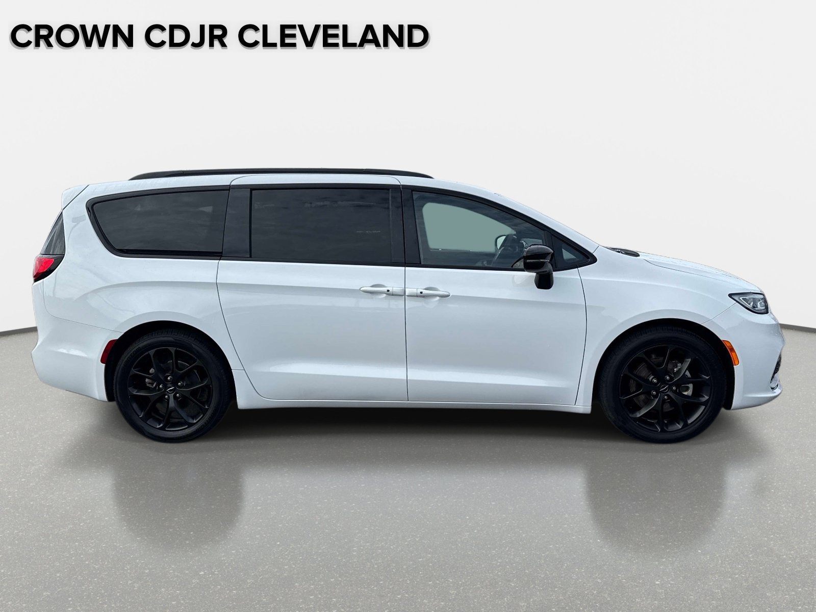 Used 2025 Chrysler Pacifica Limited FWD image 4