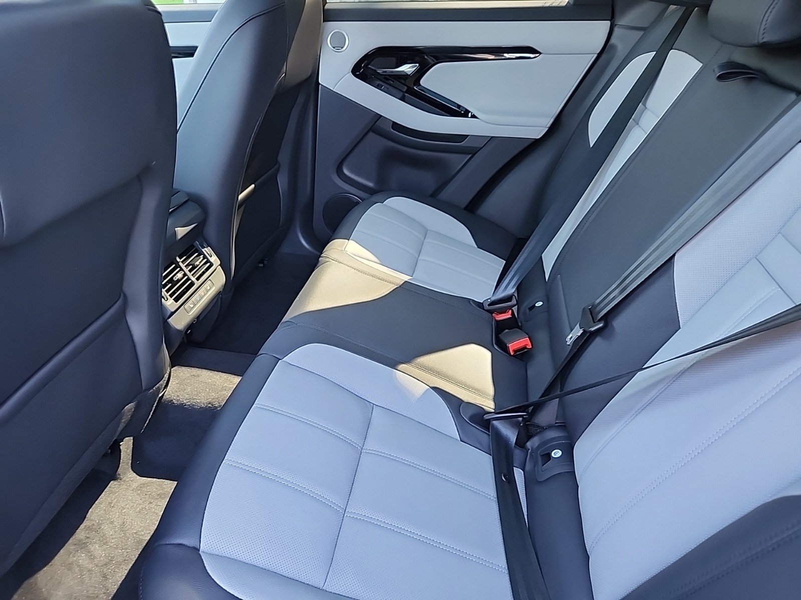 Used 2025 Land Rover Range Rover Evoque Dynamic SE image 5