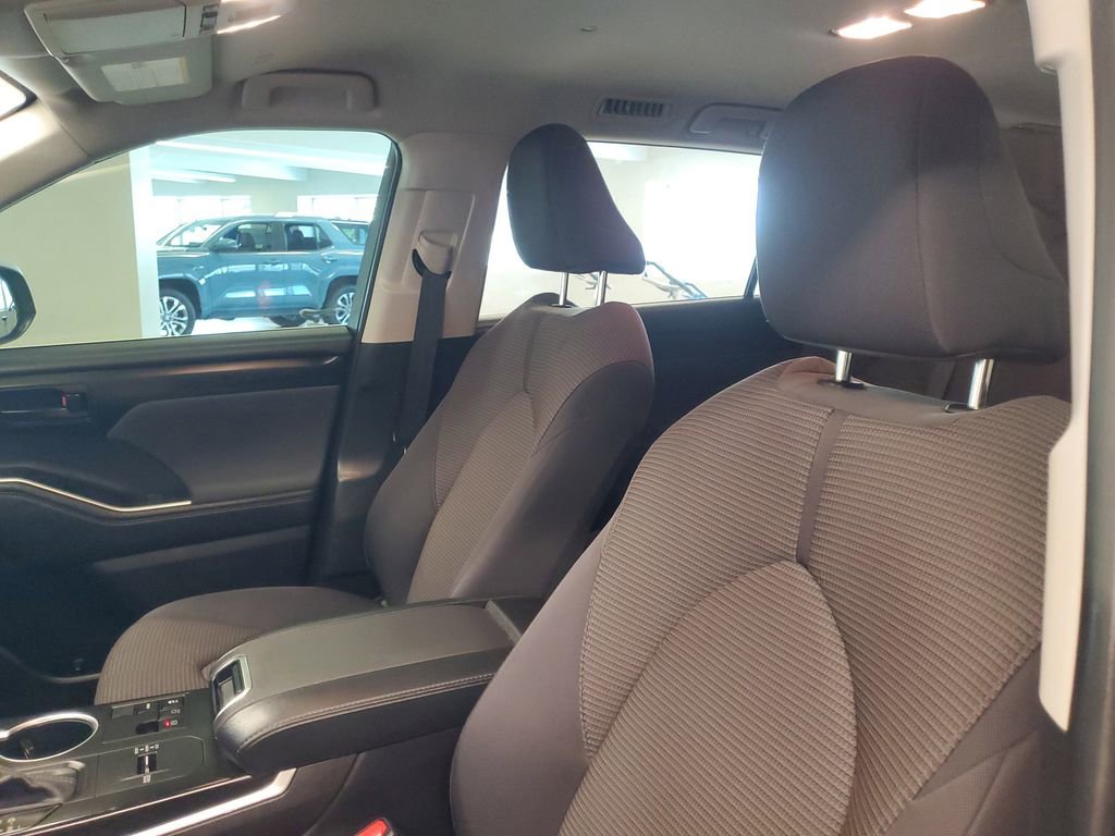 Used 2024 Toyota Highlander LE image 18