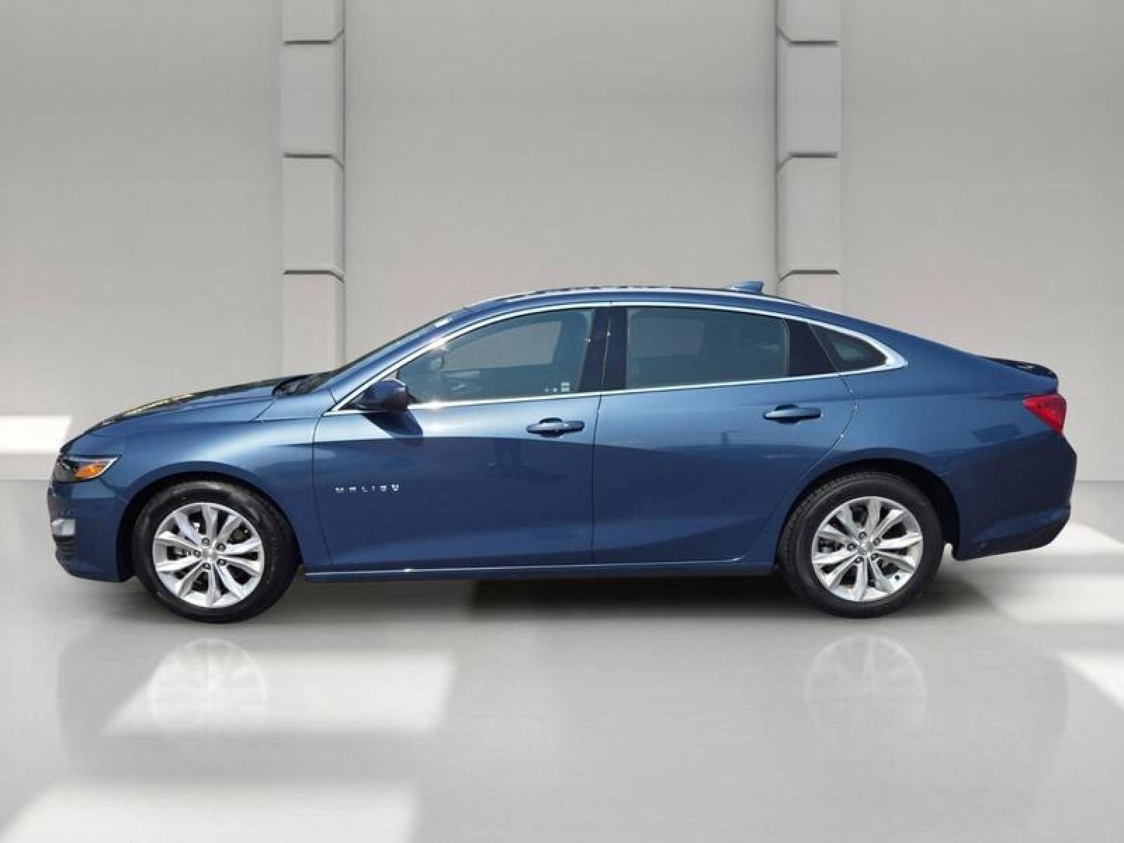 Used 2025 Chevrolet Malibu LT FWD image 4