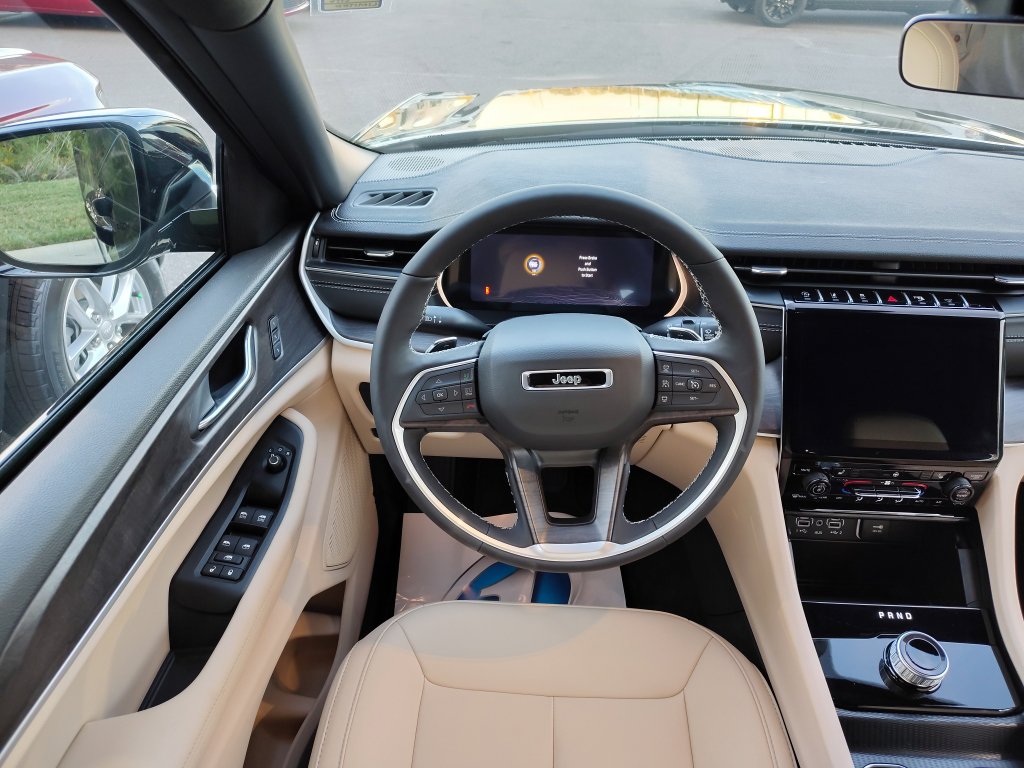 New 2025 Jeep Grand Cherokee Limited RWD image 18