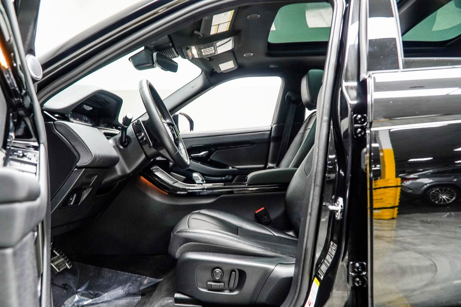 Used 2024 Land Rover Range Rover Evoque Dynamic SE image 37