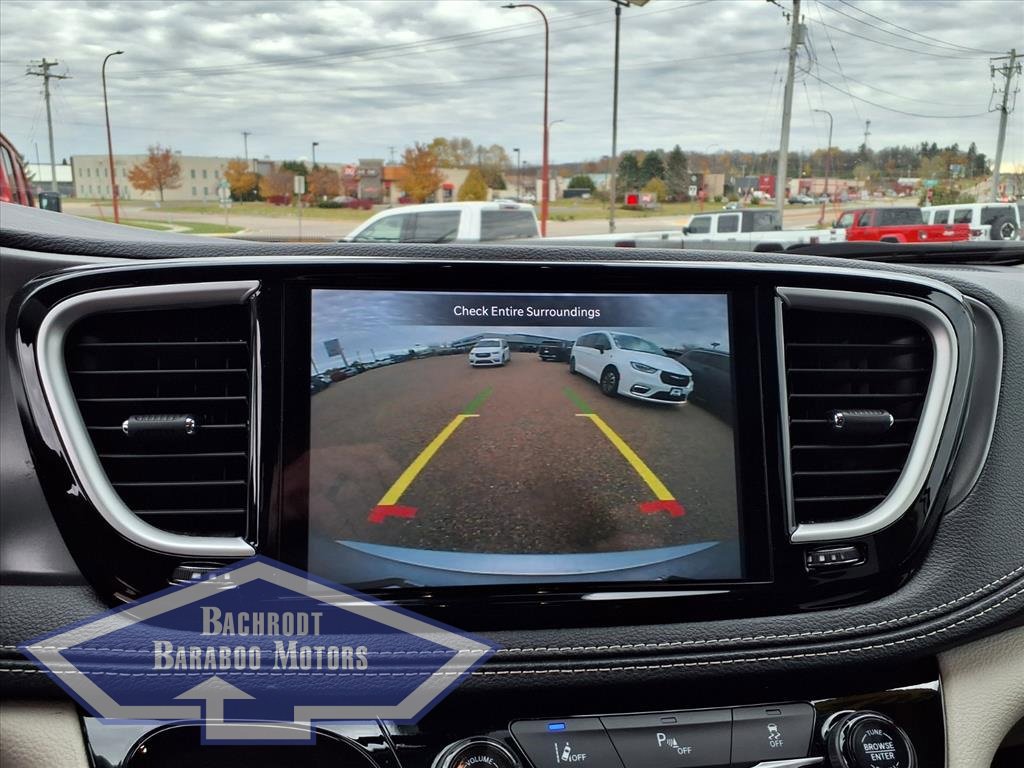 Used 2024 Chrysler Pacifica Select image 35