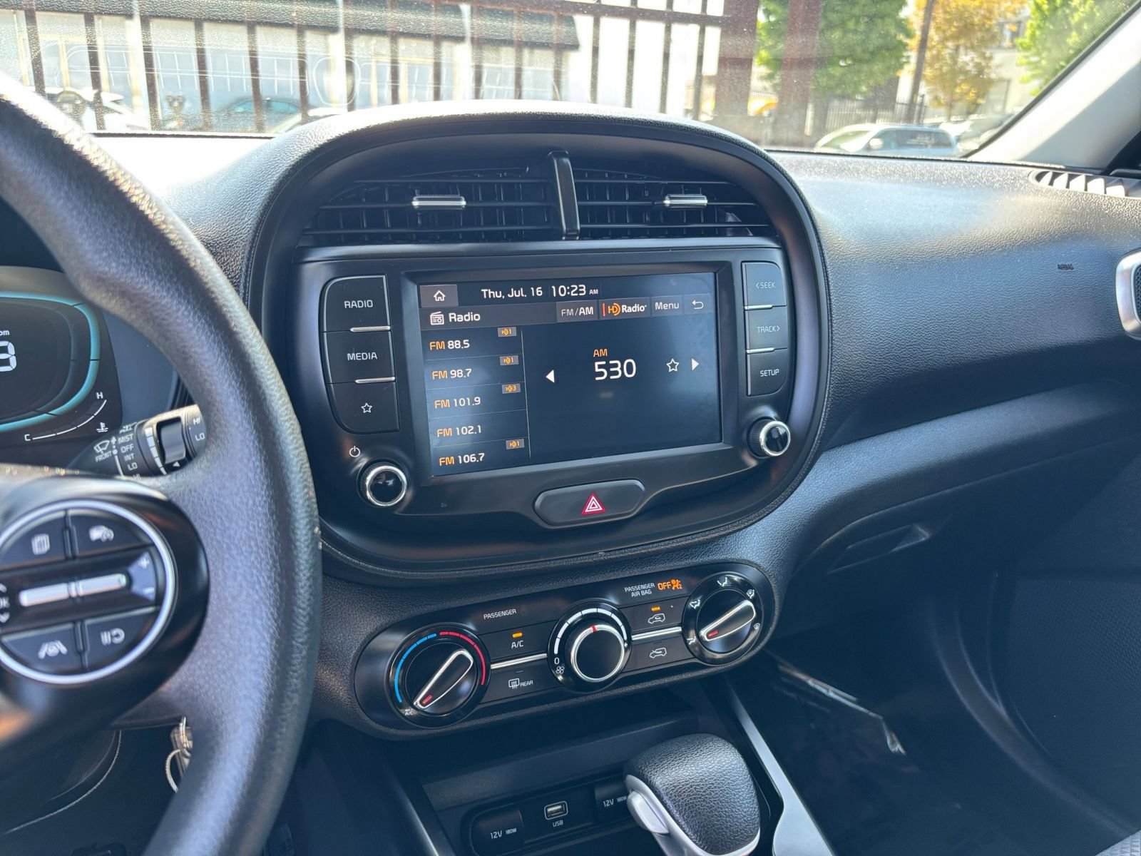 Used 2025 Kia Soul LX w/ LX Technology Package FWD image 17