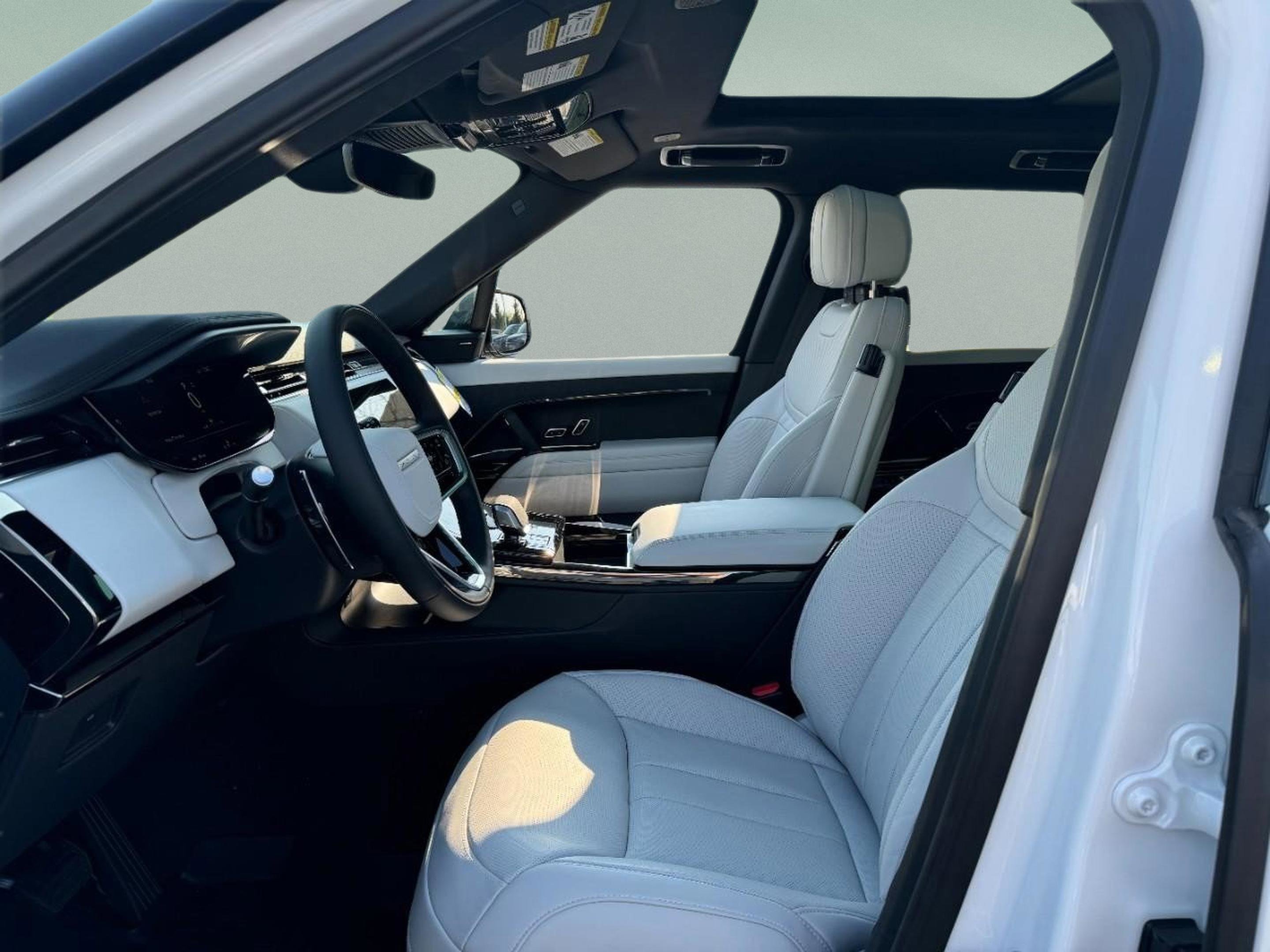 Used 2025 Land Rover Range Rover Sport SE image 26