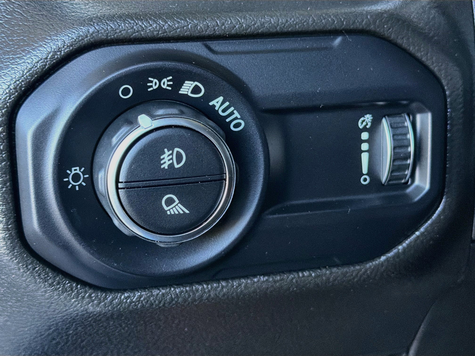 Used 2023 Jeep Gladiator Sport AWD/4WD image 16