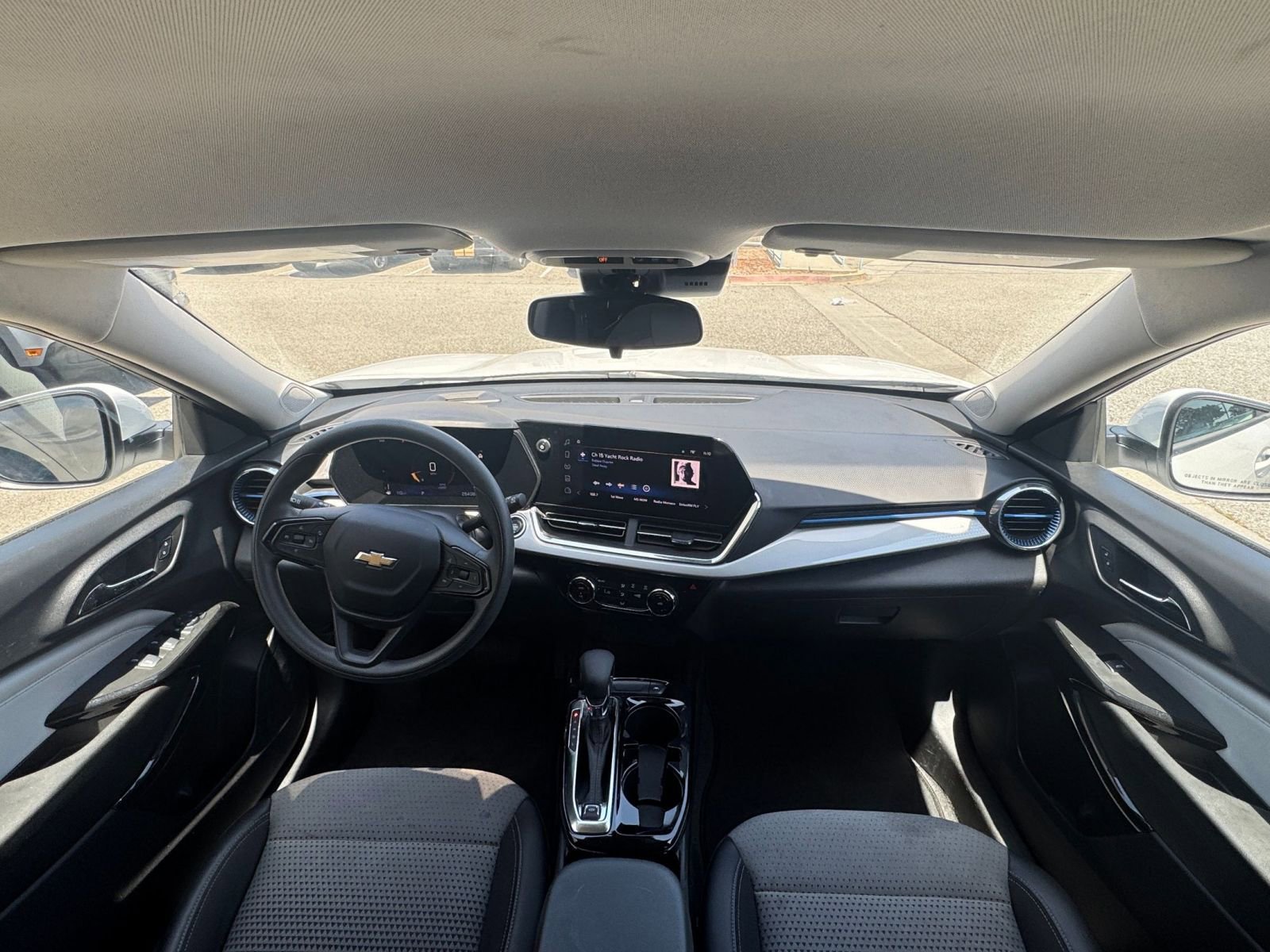 Used 2025 Chevrolet Trax LT FWD image 33