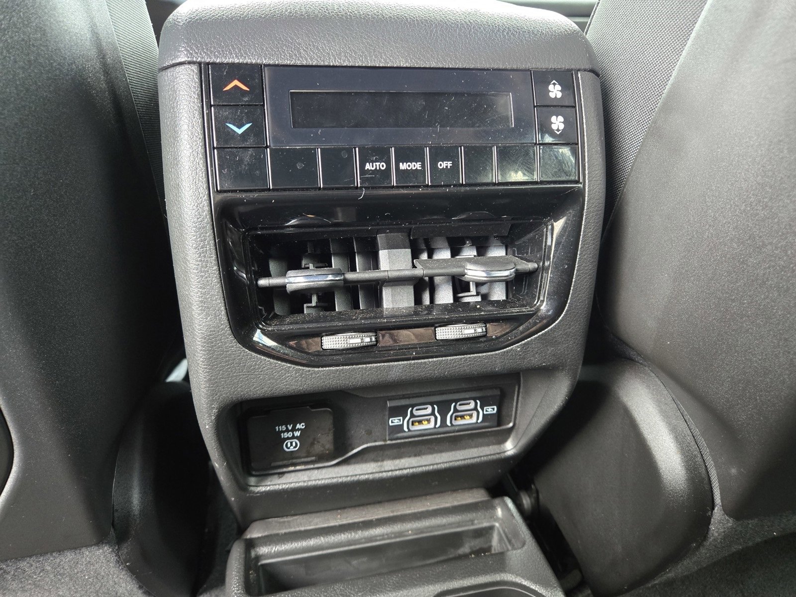 Used 2024 Jeep Grand Cherokee L Laredo image 11