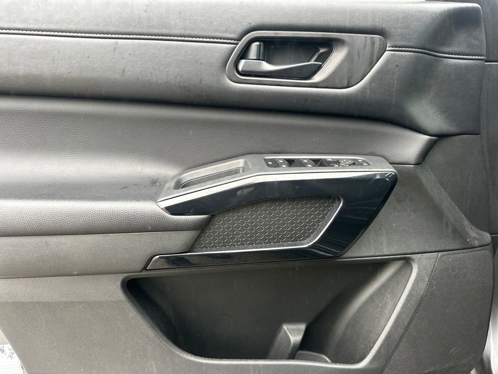 Used 2024 Nissan Pathfinder SV image 14