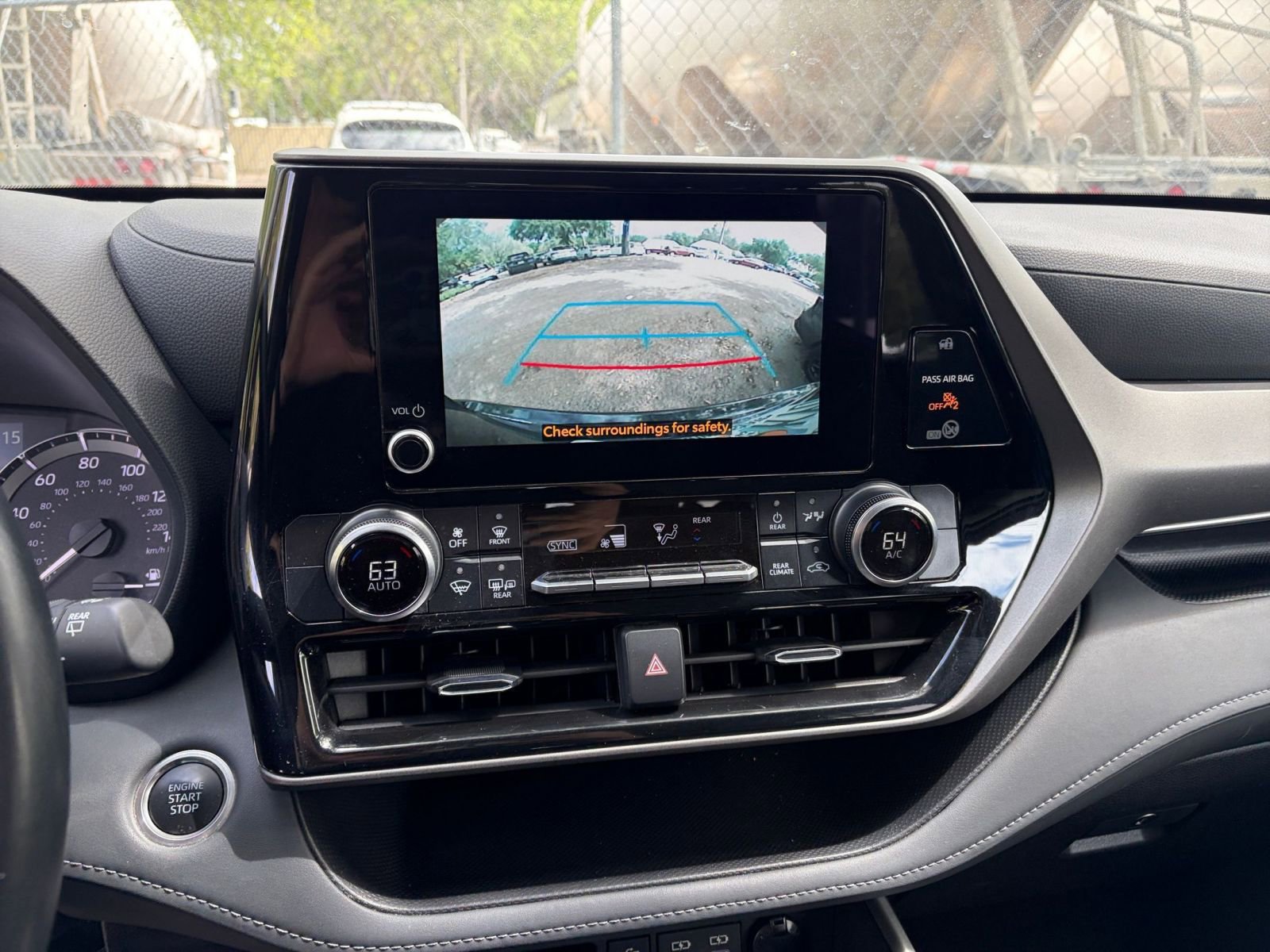 Used 2025 Toyota Highlander LE image 18