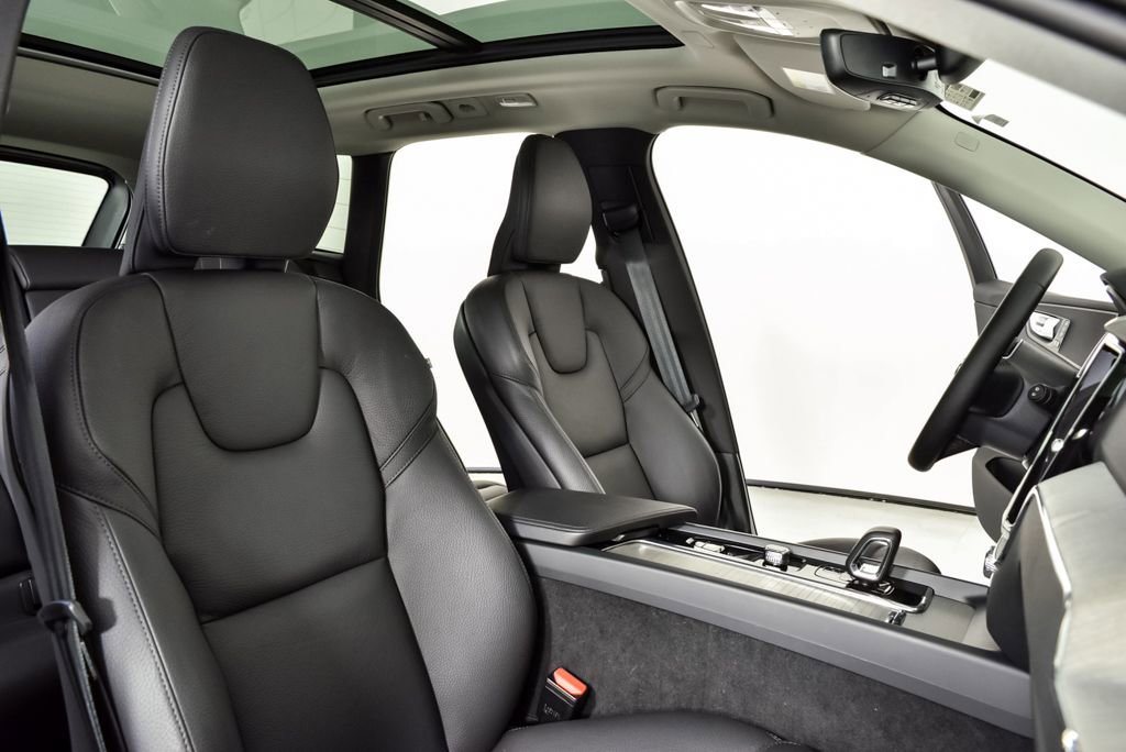 Certified 2025 Volvo XC60 B5 Plus image 23
