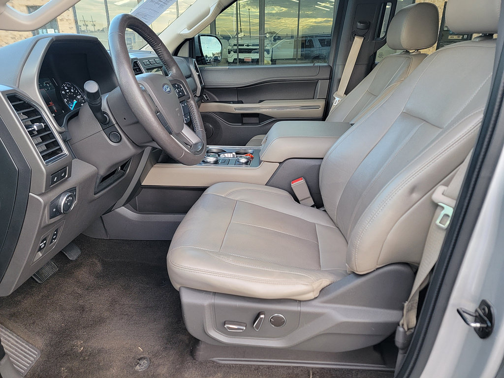 Used 2018 Ford Expedition XLT w/ Equipment Group 202A AWD/4WD image 2