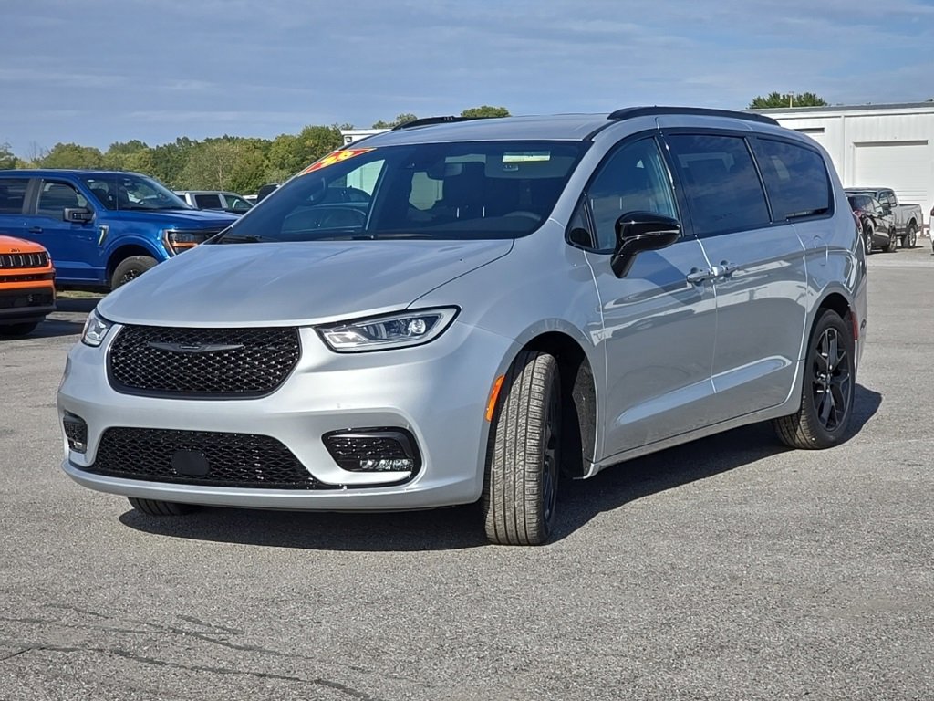 New 2026 Chrysler Pacifica Select image 3