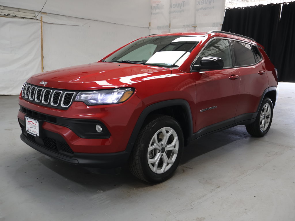 Used 2025 Jeep Compass Latitude AWD/4WD image 3