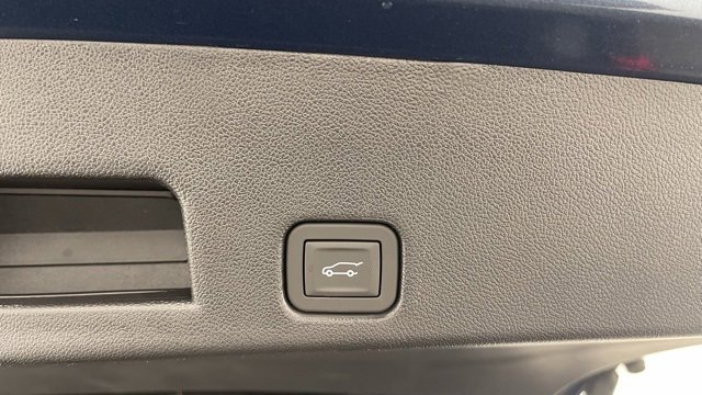 Used 2025 Chevrolet Traverse RS image 47