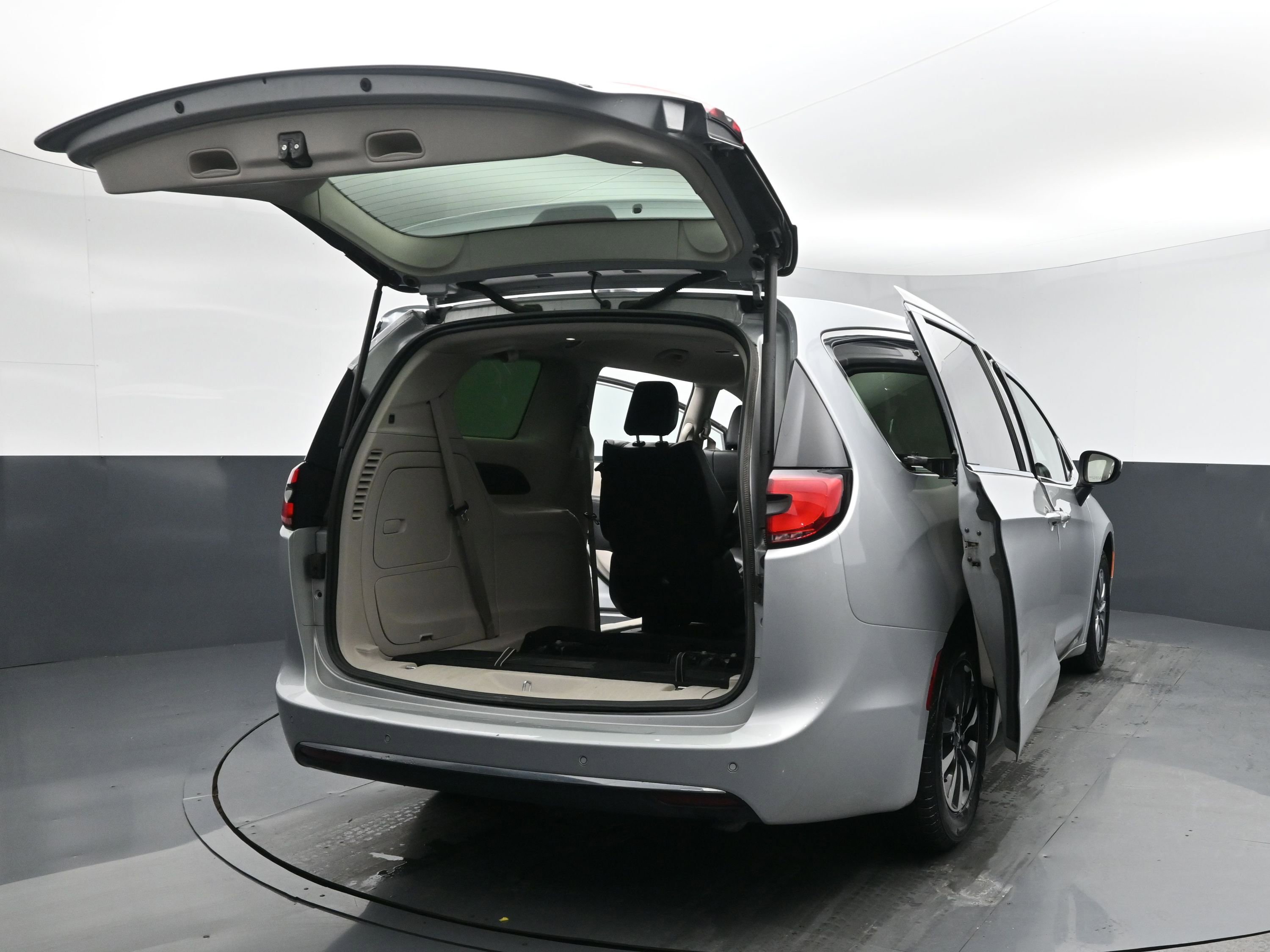 Used 2023 Chrysler Pacifica Touring-L image 31