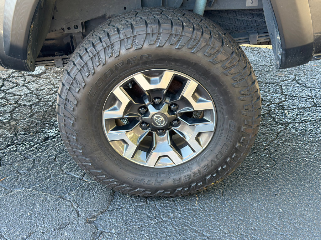 Used 2020 Toyota Tacoma TRD Off-Road w/ TRD Premium Off Road Package AWD/4WD image 23
