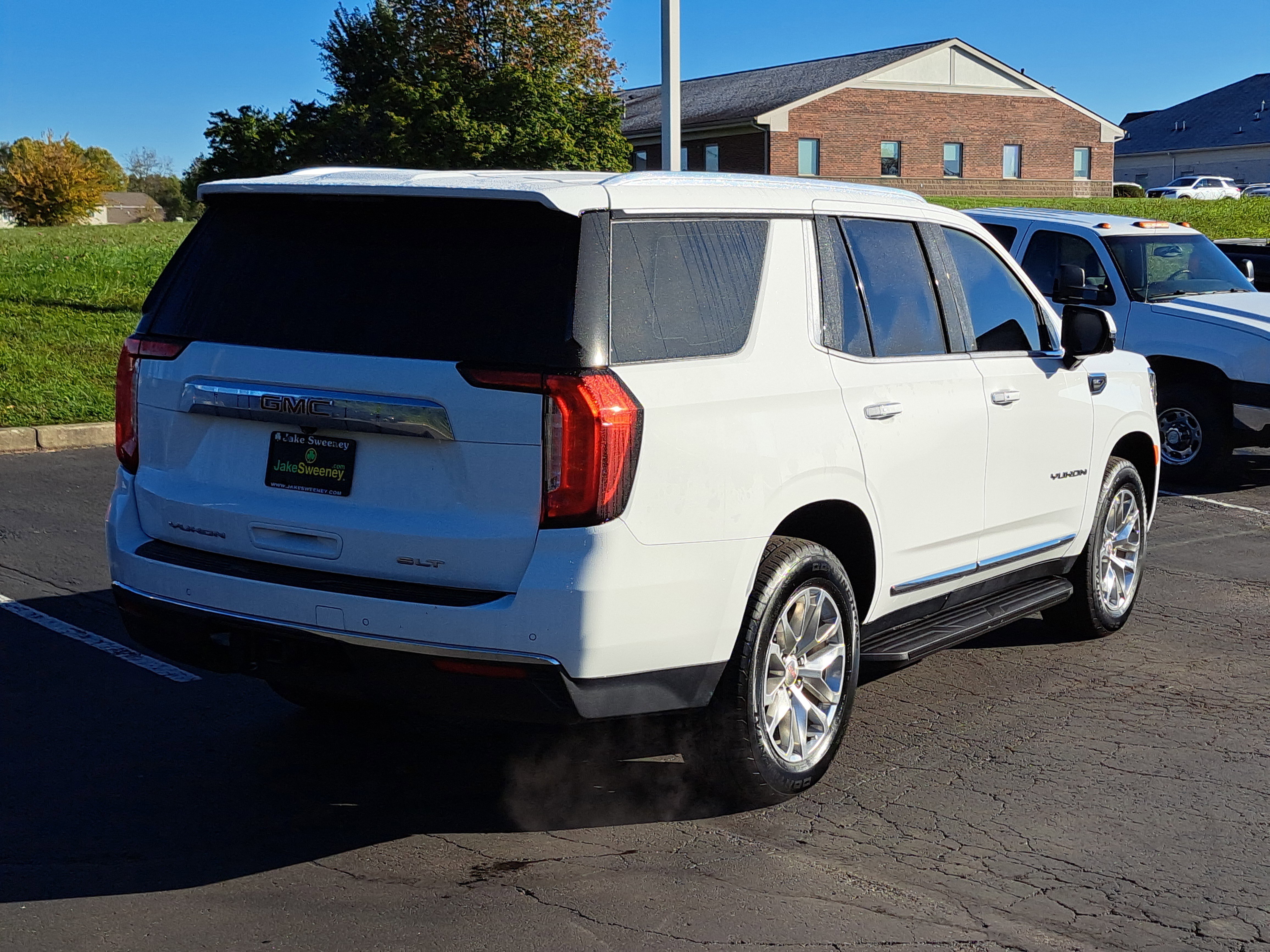 Used 2023 GMC Yukon SLT w/ SLT Premium Package image 4