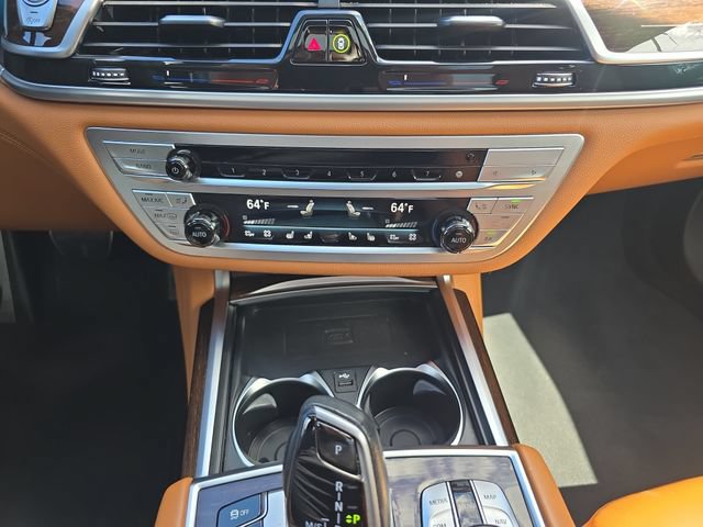 Used 2022 BMW 750i xDrive w/ Autobahn Package AWD/4WD image 25