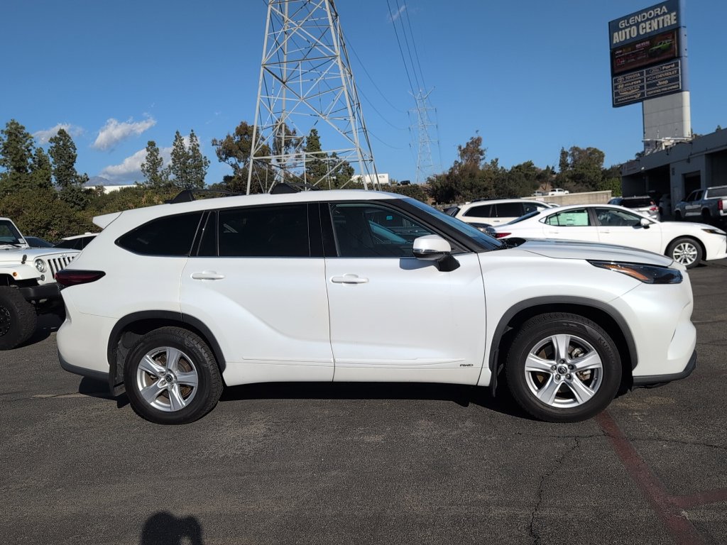 Used 2022 Toyota Highlander LE AWD/4WD image 2