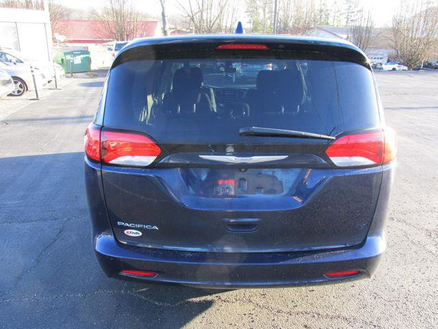 Used 2017 Chrysler Pacifica Touring w/ Tire & Wheel Group FWD image 4