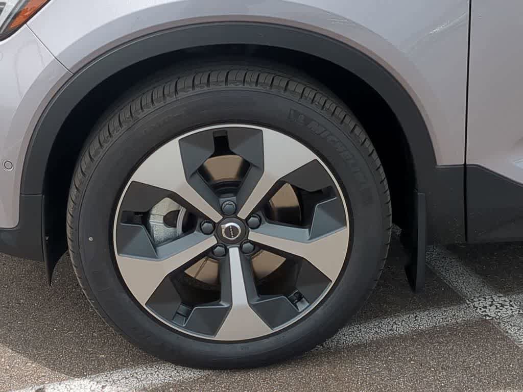 New 2026 Volvo XC40 B5 Plus w/ Climate Package AWD/4WD image 13